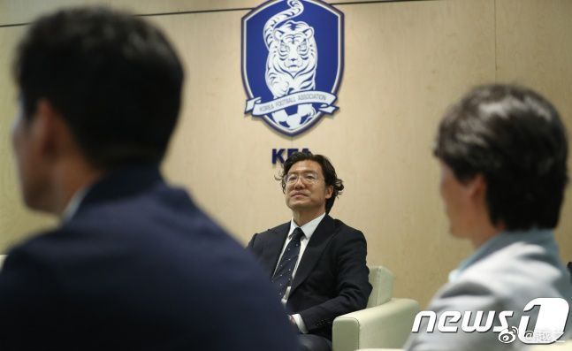 我首先照着镜子琢磨人物形象的外貌，然后又打开电视监视器，对录像进行了观摩。